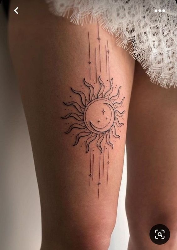 Hình xăm mặt trời và mặt trăng trên đùi, phong cách blackwork, chi tiết tinh tế, ảnh chất lượng cao.