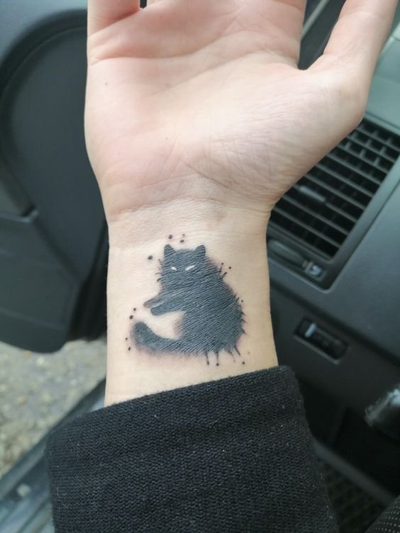 Hình xăm mèo phong cách blackwork trên cổ tay, chi tiết sắc nét, độ phân giải HD.