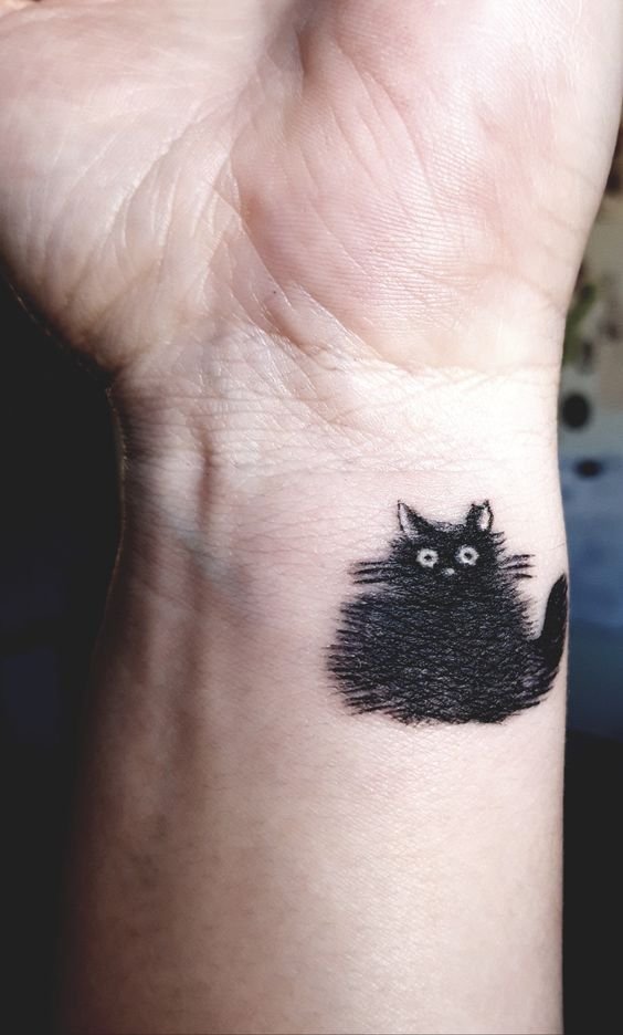 Hình xăm mèo đen mini trên cổ tay, phong cách blackwork, chi tiết rõ nét, độ phân giải HD.