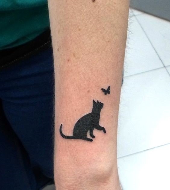 Hình xăm mèo và bướm ở tay, phong cách blackwork, chi tiết đơn giản, độ phân giải HD.