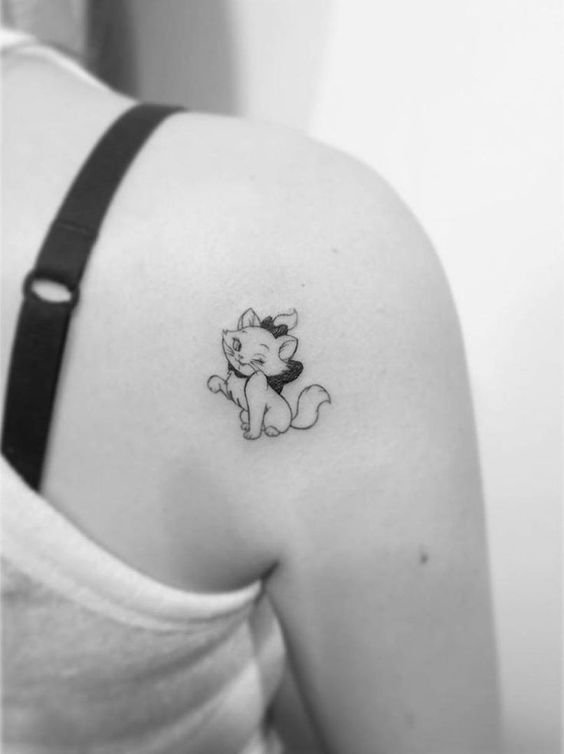 Hình xăm mèo mini trên vai, phong cách blackwork, chi tiết đơn giản, ảnh độ phân giải HD.