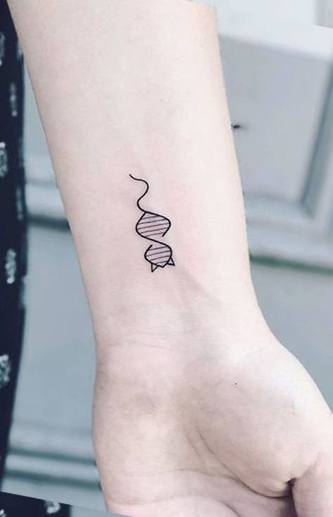 Hình xăm DNA mini trên cổ tay, phong cách blackwork, ảnh HD rõ nét.