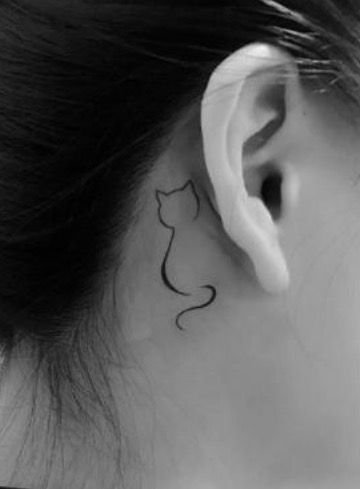 Hình xăm mèo mini sau tai, phong cách blackwork, chi tiết đơn giản, ảnh HD.