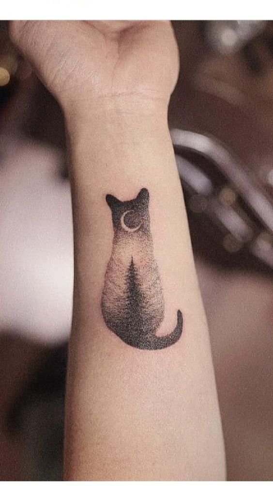 Hình xăm mèo tối giản trên cẳng tay, phong cách blackwork, độ phân giải HD.