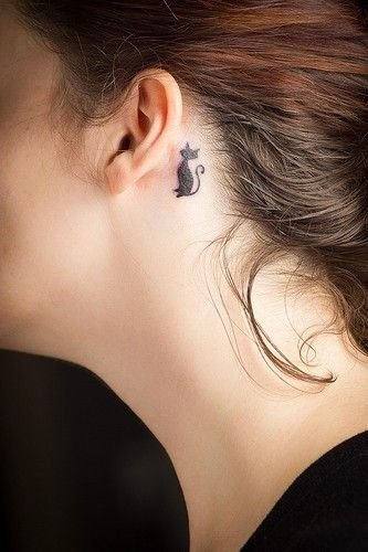 Hình xăm mèo mini sau tai, phong cách blackwork, ảnh HD chi tiết.