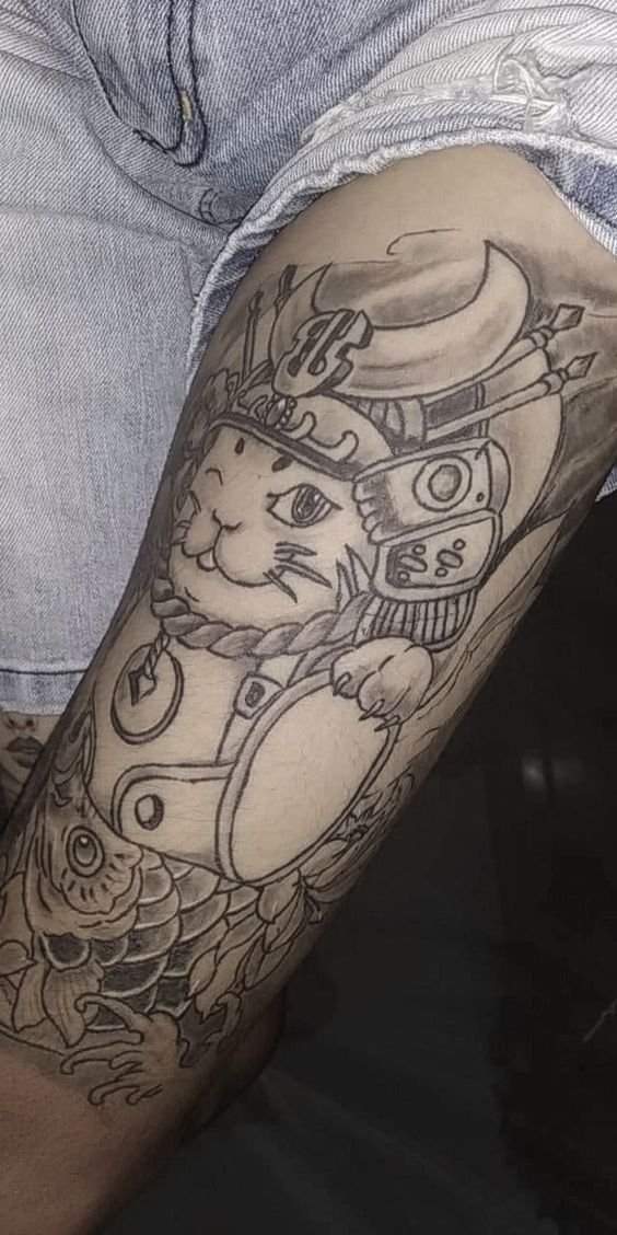 hình xăm mèo samurai đơn sắc Hình xăm mèo samurai trên tay, phong cách blackwork, chi tiết cao, ảnh HD.