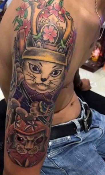 hình xăm mèo samurai và búp bê daruma mặt mèo Hình xăm mèo samurai, phong cách màu sắc trên cánh tay, độ chi tiết cao, độ phân giải HD.