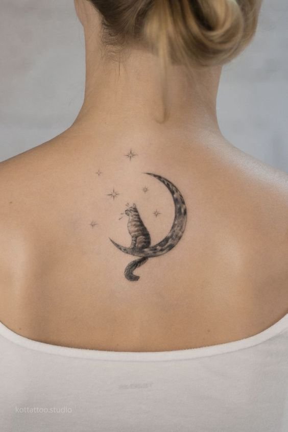 Hình xăm mèo trên mặt trăng, phong cách blackwork, vị trí lưng, chi tiết tinh tế, ảnh HD.
