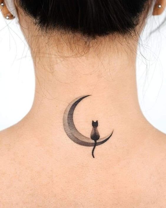 Hình xăm mèo ngồi trên trăng, vị trí gáy, phong cách blackwork, ảnh HD chi tiết rõ nét.