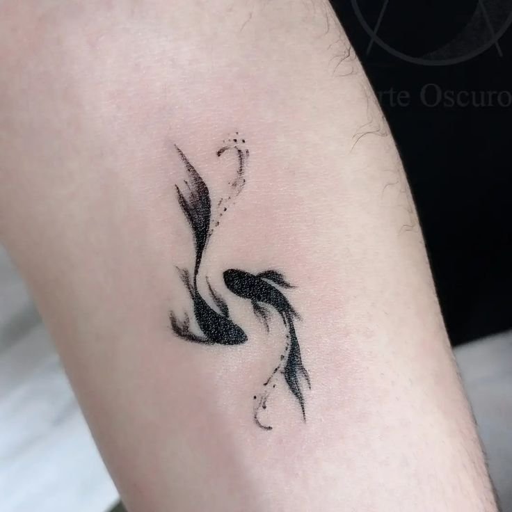 Hình xăm cá koi mini trên tay, phong cách blackwork, chi tiết, ảnh HD.