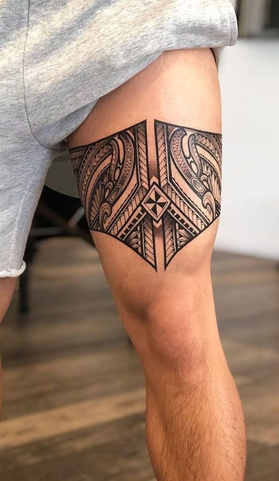 Hình xăm họa tiết Polynesia trên đùi, phong cách blackwork, chi tiết cao, ảnh chất lượng HD.