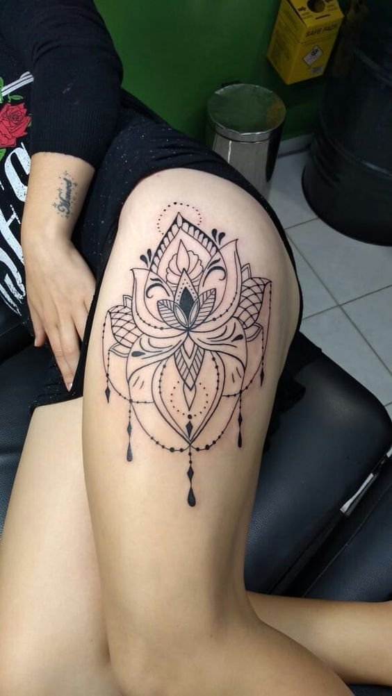 Hình xăm mandala trên đùi, phong cách blackwork chi tiết, độ phân giải HD.