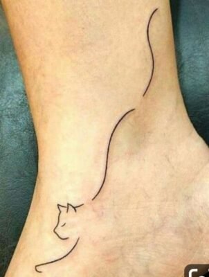 Hình xăm mèo tối giản trên mắt cá chân, phong cách line art, độ phân giải HD.