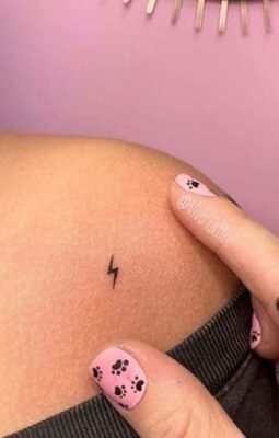 Hình xăm tia chớp mini trên vai, phong cách blackwork, chi tiết rõ nét, ảnh HD.