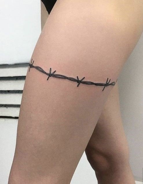 Hình xăm dây thép gai blackwork quanh đùi, phong cách tối giản, ảnh HD.