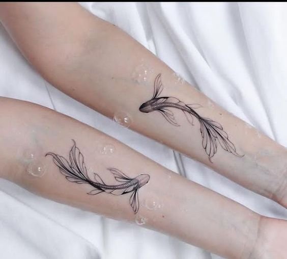 Hình xăm cá phong cách blackwork trên cánh tay, độ chi tiết cao, ảnh độ phân giải HD.