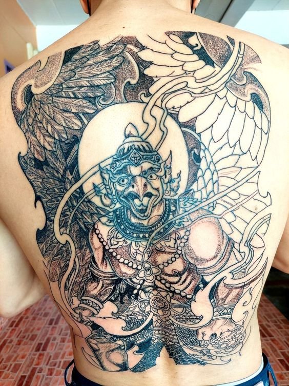 hoàn thiện hình xăm kim sí điểu kín lưng Hình xăm Garuda trên lưng, phong cách blackwork chi tiết, ảnh HD.