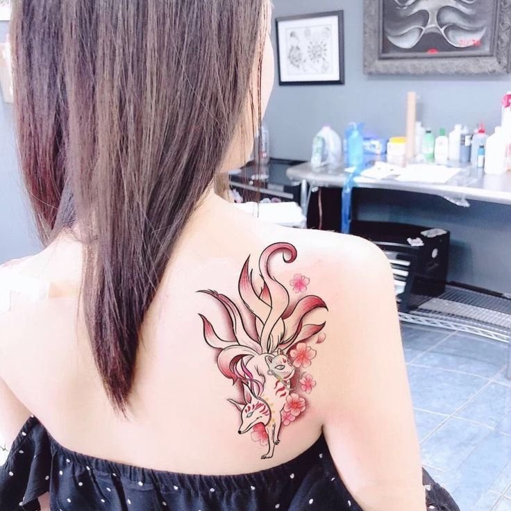 Hình xăm cáo chín đuôi trên lưng, phong cách màu sắc, chi tiết tinh tế, ảnh độ phân giải cao.