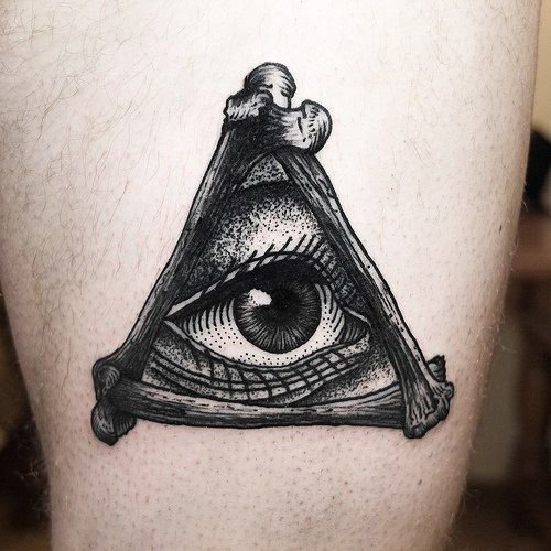 Hình xăm con mắt phong cách blackwork trên đùi, chi tiết tinh xảo, độ phân giải HD.