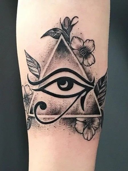Hình xăm mắt thần Ai Cập trên tay, phong cách blackwork, chi tiết, độ phân giải HD.