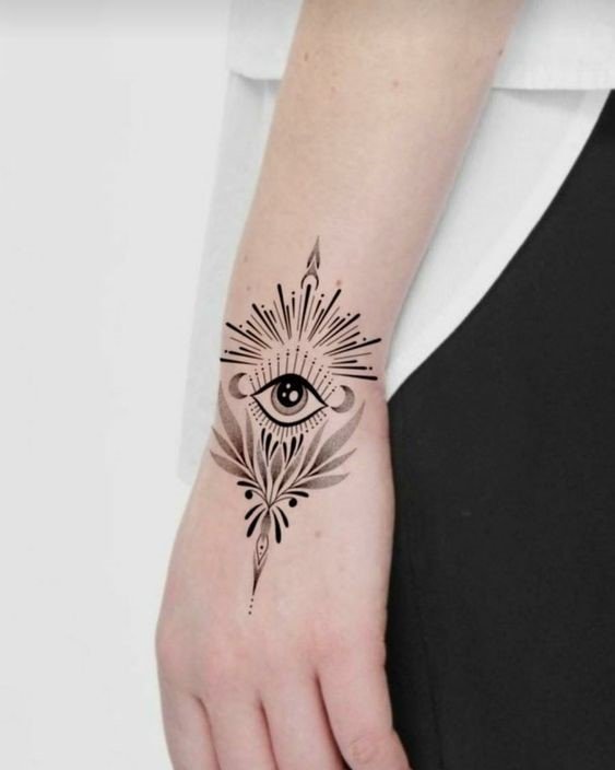Hình xăm con mắt phong cách blackwork trên cẳng tay, chi tiết, độ phân giải HD.