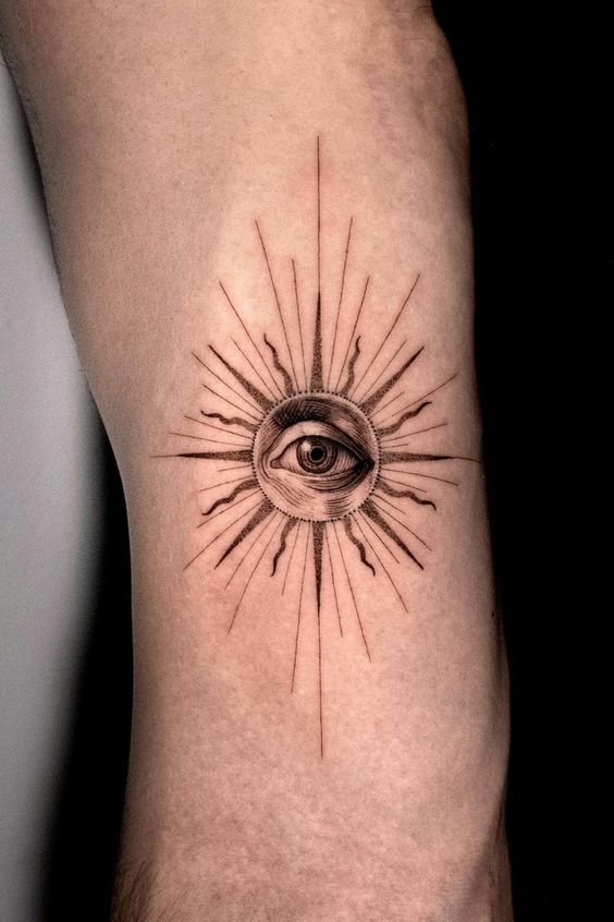 Hình xăm con mắt và mặt trời, phong cách blackwork, vị trí tay trên, chi tiết cao, độ phân giải HD.