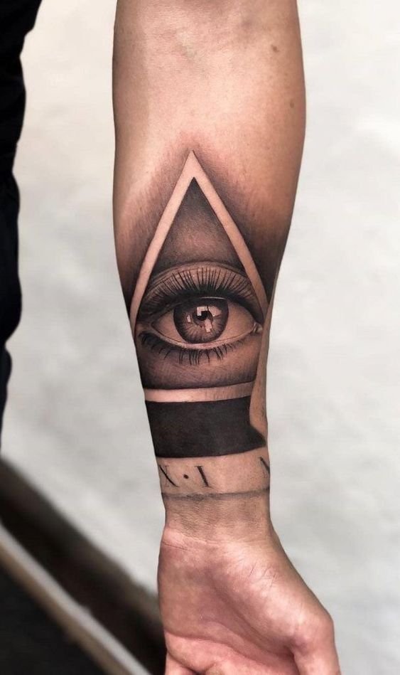 Hình xăm con mắt trên cẳng tay, phong cách blackwork, chi tiết rõ nét, ảnh HD.