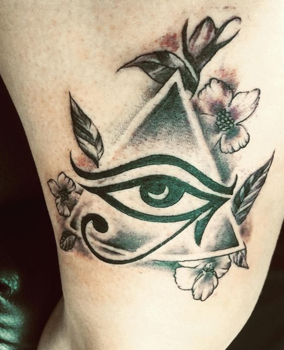 Hình xăm con mắt phong cách blackwork trên đùi, kết hợp hoa và lá, chi tiết rõ nét, ảnh chất lượng HD.