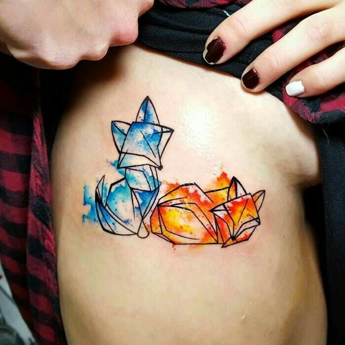 Hình xăm cáo origami màu nước trên sườn, phong cách nghệ thuật chi tiết, ảnh HD.