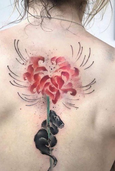 Hình xăm hoa phong cách màu nước trên lưng, kết hợp chuột, chi tiết đẹp, độ phân giải HD.