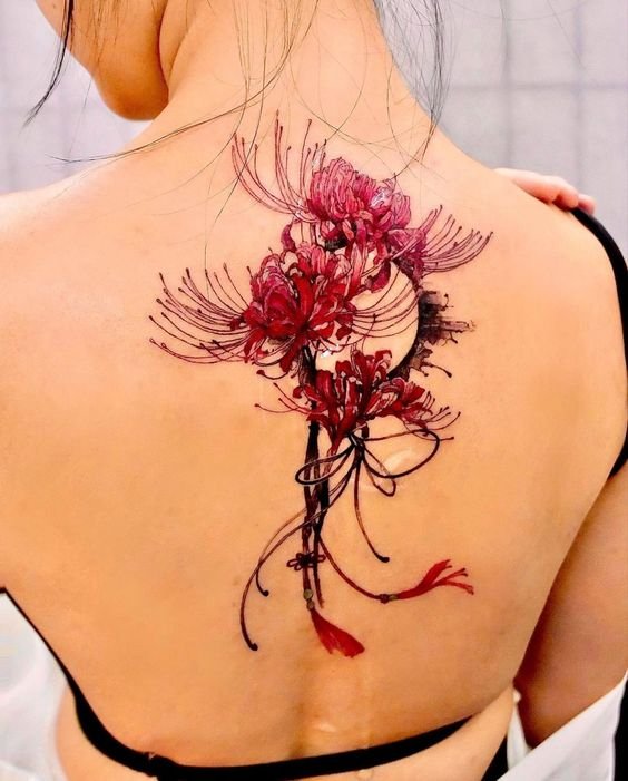 Hình xăm hoa màu nước trên lưng, phong cách nghệ thuật, chi tiết tinh tế, độ phân giải HD.