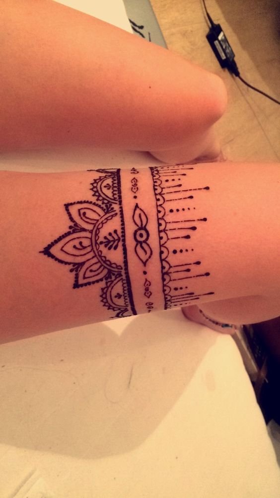 Hình xăm hoa văn mandala trên bắp tay, phong cách blackwork, chi tiết sắc nét, ảnh độ phân giải HD.