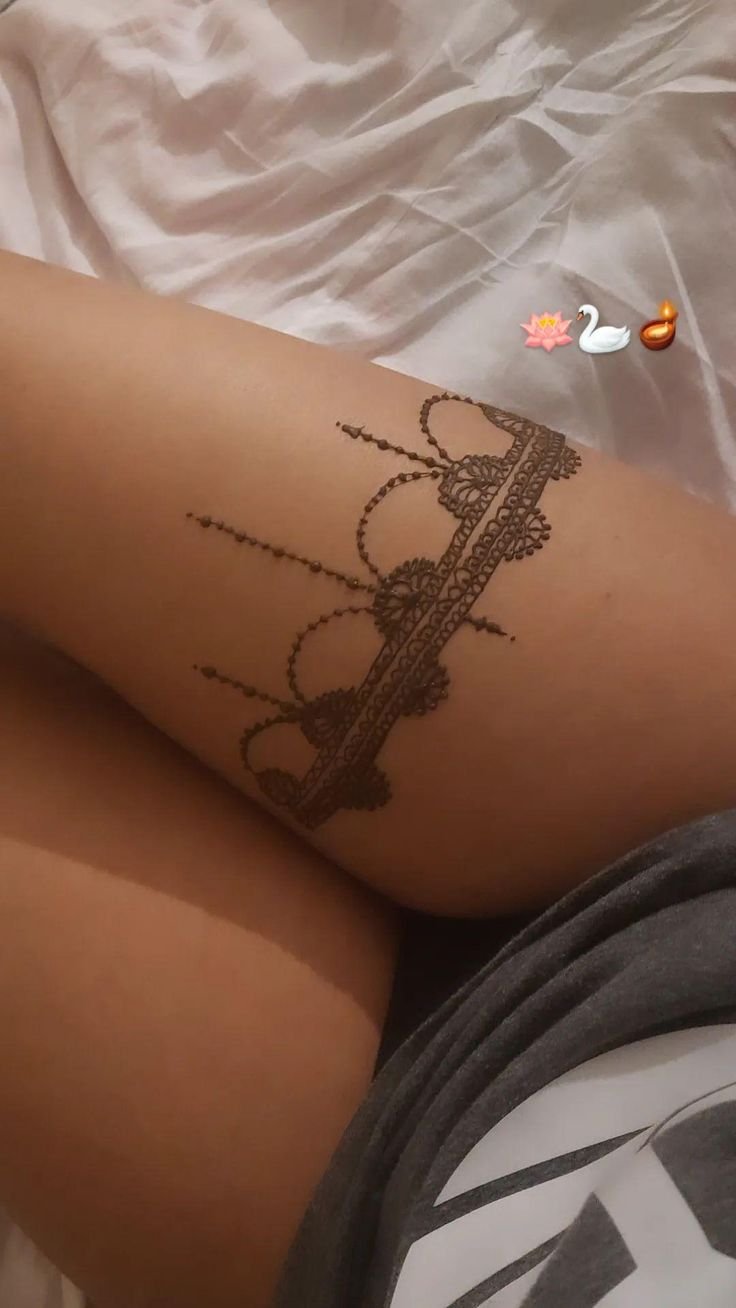 Hình xăm họa tiết ren trên đùi, phong cách blackwork tinh tế, độ phân giải HD.