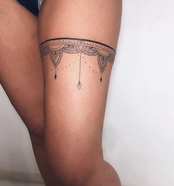 Hình xăm mandala vòng đùi, phong cách blackwork chi tiết, độ phân giải HD.