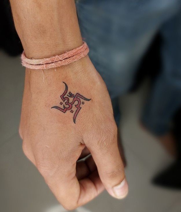 Hình xăm chữ phong cách blackwork trên mu bàn tay, chi tiết rõ nét, ảnh độ phân giải cao.