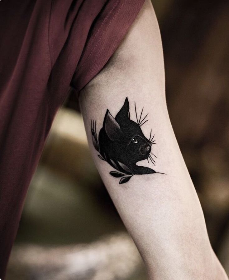 Hình xăm mèo đen trên cánh tay, phong cách blackwork, chi tiết rõ nét, ảnh độ phân giải HD.