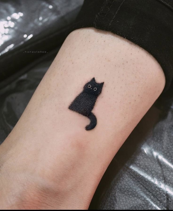 Hình xăm mèo mini ở cổ chân, phong cách blackwork, chi tiết, độ phân giải HD.