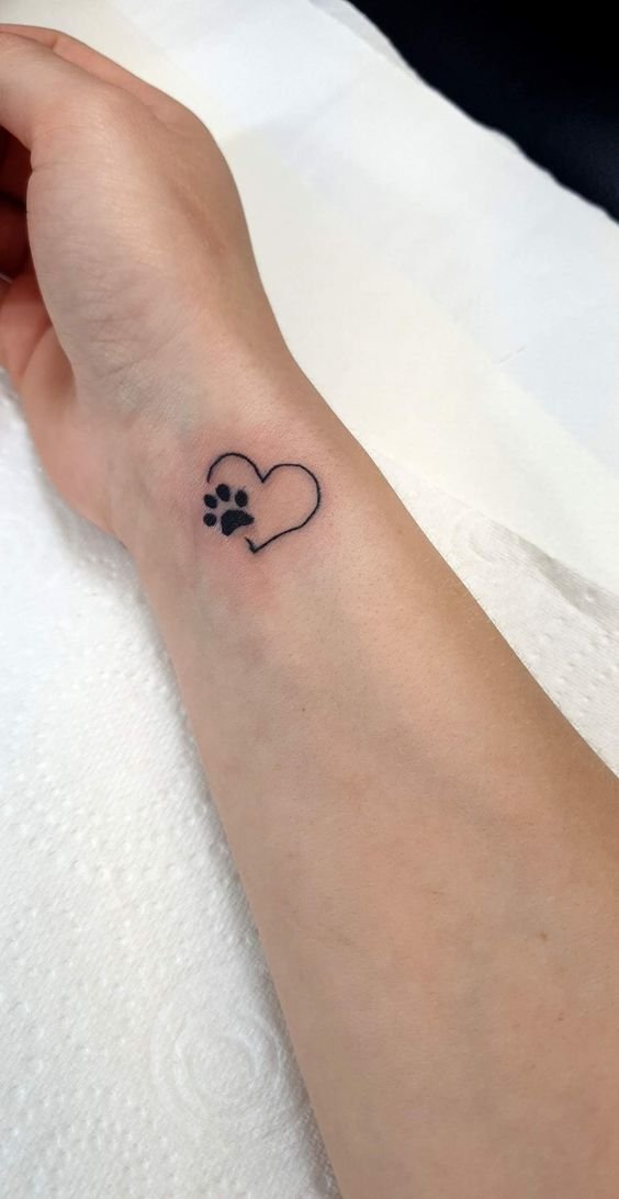 Hình xăm mini hình trái tim và dấu chân chó trên cổ tay, phong cách blackwork, độ chi tiết cao, ảnh HD.