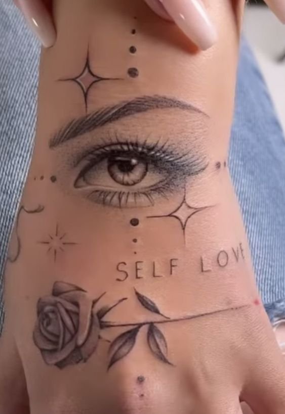 Hình xăm mắt và hoa hồng trên tay, phong cách blackwork, chi tiết tinh xảo, độ phân giải HD.