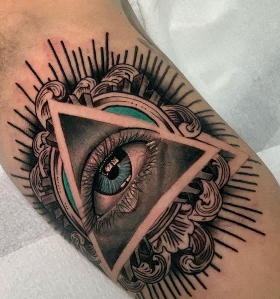 Hình xăm con mắt trong tam giác trên cánh tay, phong cách blackwork, chi tiết rõ nét, độ phân giải HD.