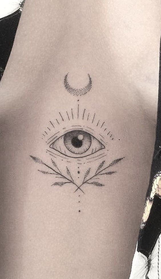 Hình xăm mắt trên tay theo phong cách blackwork, chi tiết tinh tế, độ phân giải HD.