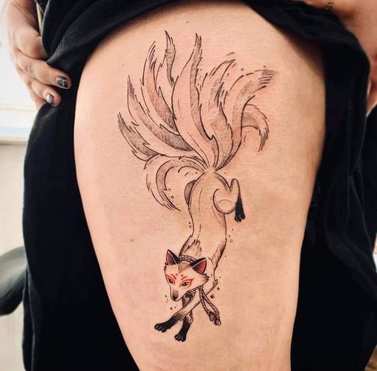 Hình xăm cáo chín đuôi trên đùi, phong cách blackwork chi tiết, ảnh HD.