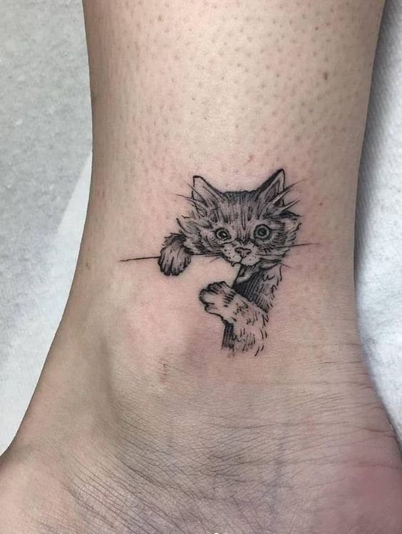 Hình xăm mèo mini trên mắt cá chân, phong cách blackwork, chi tiết rõ nét, độ phân giải HD.