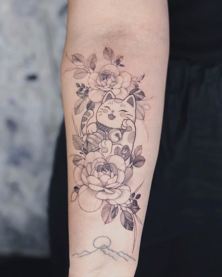 Hình xăm mèo thần tài và hoa trên tay, phong cách blackwork, chi tiết rõ nét, độ phân giải HD.