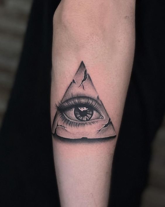 Hình xăm con mắt trong tam giác trên cánh tay, phong cách blackwork, chi tiết, độ phân giải HD.