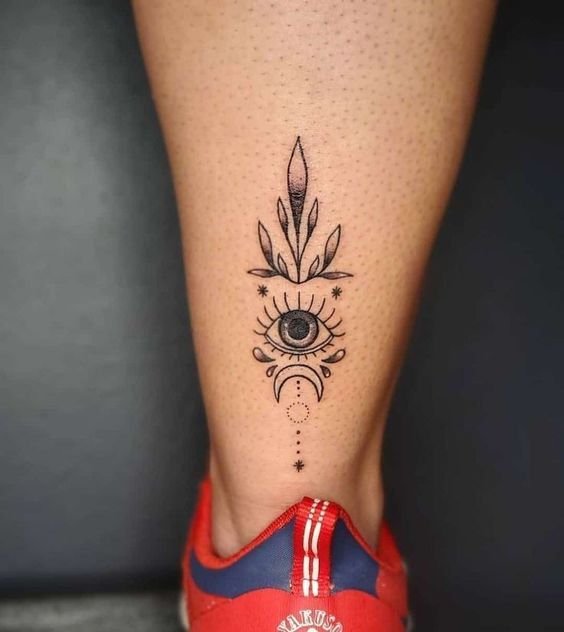 Hình xăm mắt cổ điển trên chân, phong cách blackwork, chi tiết tinh tế, ảnh HD.