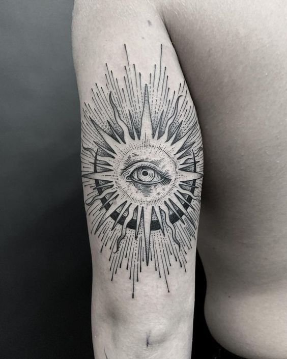 Hình xăm con mắt trên bắp tay, phong cách blackwork chi tiết, ảnh độ phân giải cao.