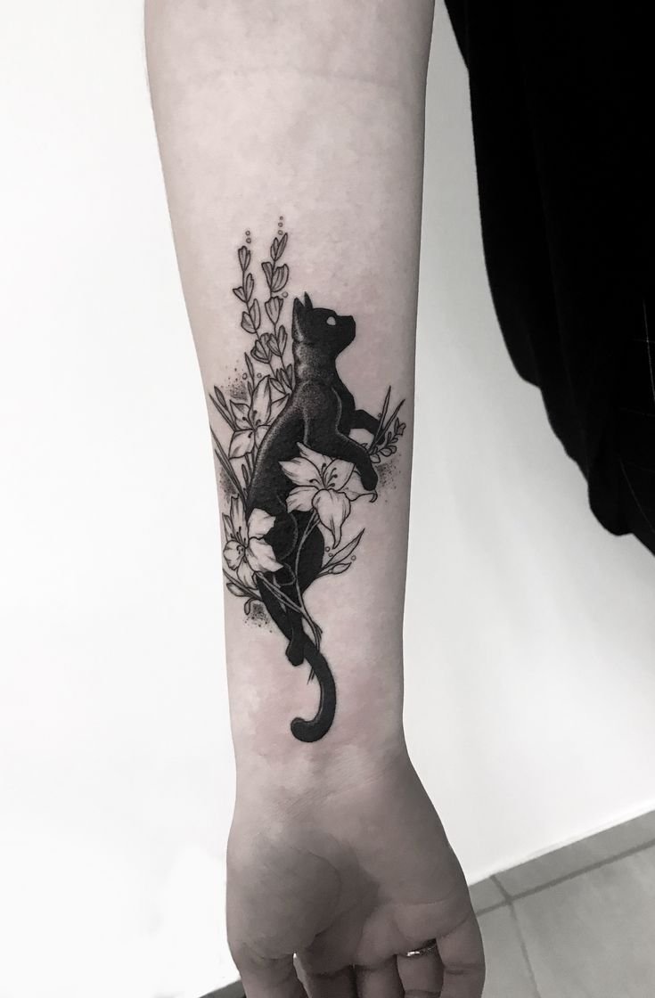 Hình xăm mèo và hoa trên cánh tay, phong cách blackwork chi tiết, ảnh HD.