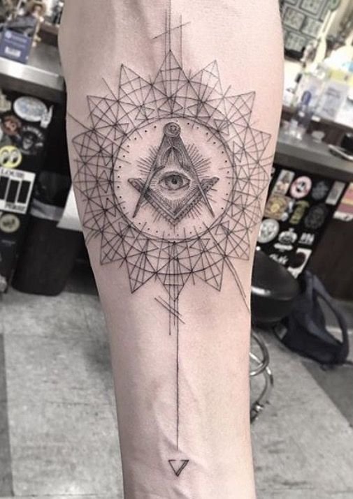 Hình xăm hình học mắt toàn năng trên tay, phong cách blackwork chi tiết, ảnh HD.