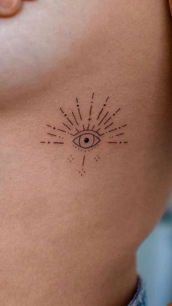 Hình xăm con mắt tối giản ở bụng, phong cách linework, chi tiết tinh tế, độ phân giải HD.
